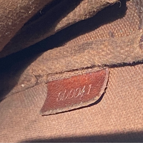 Vintage Authentic Louis Vuitton Pouchette (2001) - Picture 10 of 12